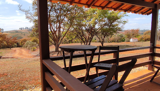 Varanda com mesa e vista para a paisagem rural
