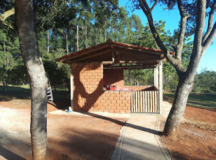 Quiosque com churrasqueira na área externa