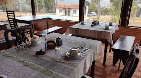 Salão de café da manhã com vista para a piscina